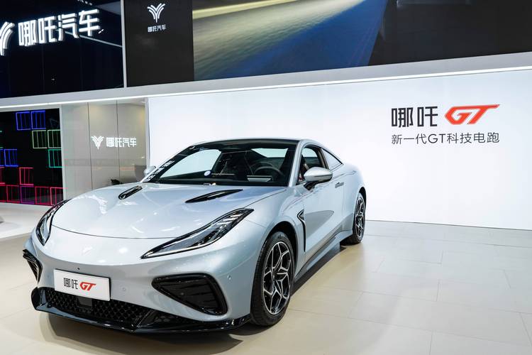 深圳208哪吒汽车在智能汽车领域的表现，领途汽车在新能源汽车市场中的影响力